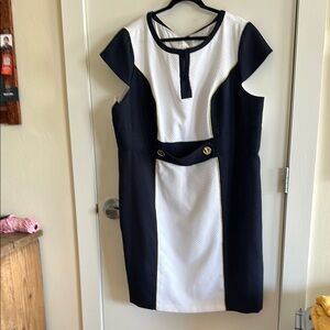 Sandra Darren Black and White Sheath Midi Dress with Crew Neck